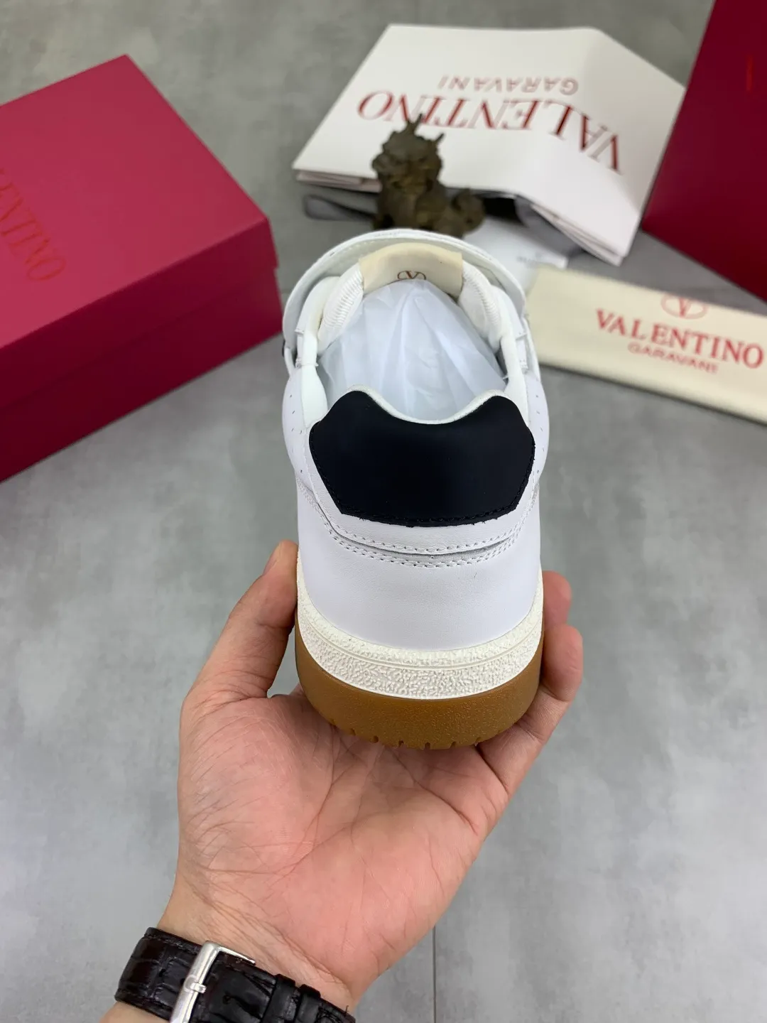 Men's men's shoes 💰P640 new style latest Valentino Valentino V family new casual young fashion trend sports shoes full of vitality, no age limit, very light and comfortable on the foot, packaging, original purchase and development, production, various color combinations are eye-catching, activate the charming sunny boy, the shoe design combines coolness with daily style, full of street feeling, multi-color options!   Fabric: original material splicing/first-layer cowhide Lining: imported cowhide/original logo sweat-absorbent and breathable foot pad Outsole: TPU foam lightweight material outsole Brand injection insole Code number: 38-46 Full set of packaging Color: 3️⃣ colors available